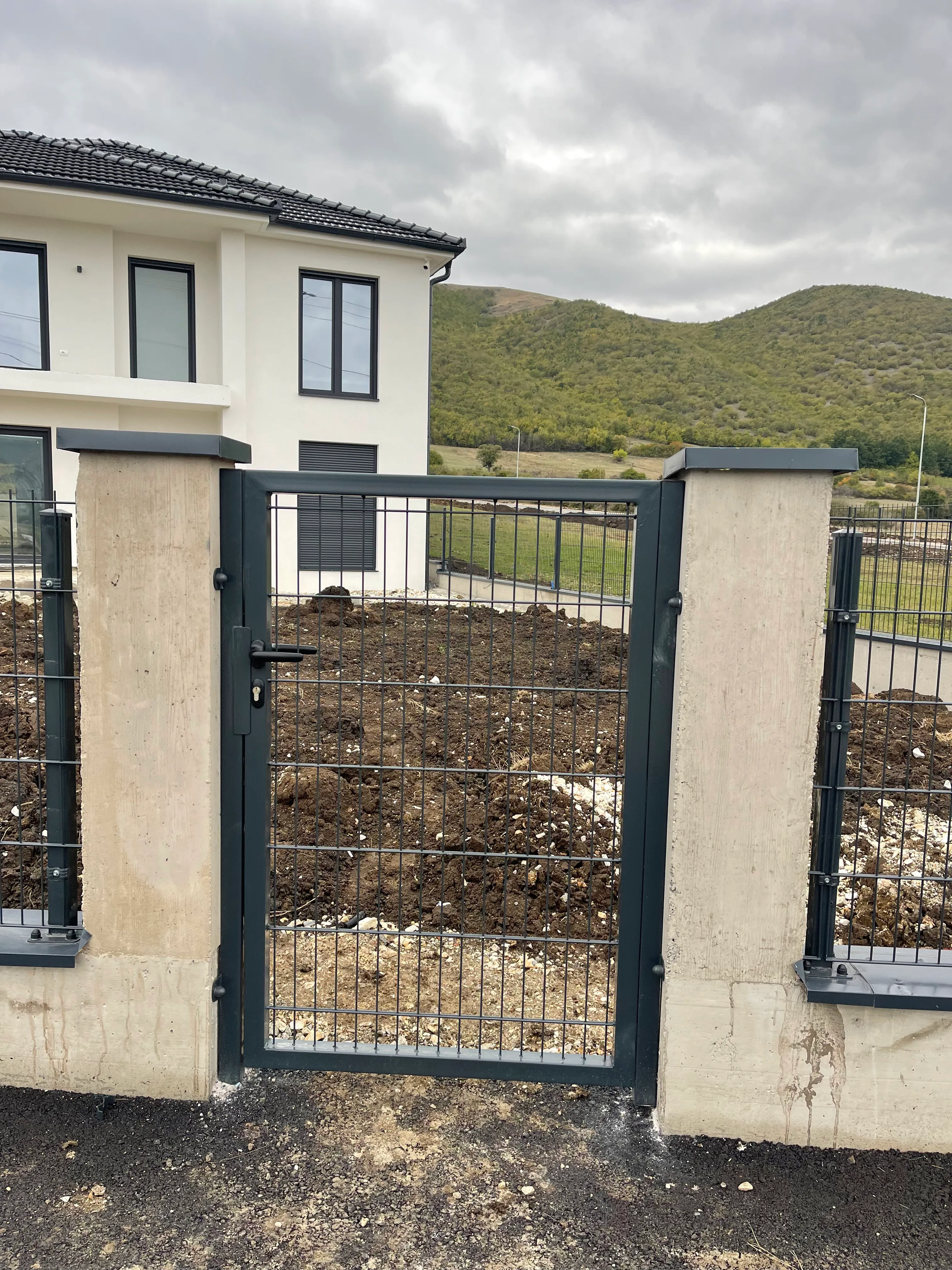 Ekipi i AG Panell duke kryer matje profesionale dhe konsulencë në terren për projekt rrethimi