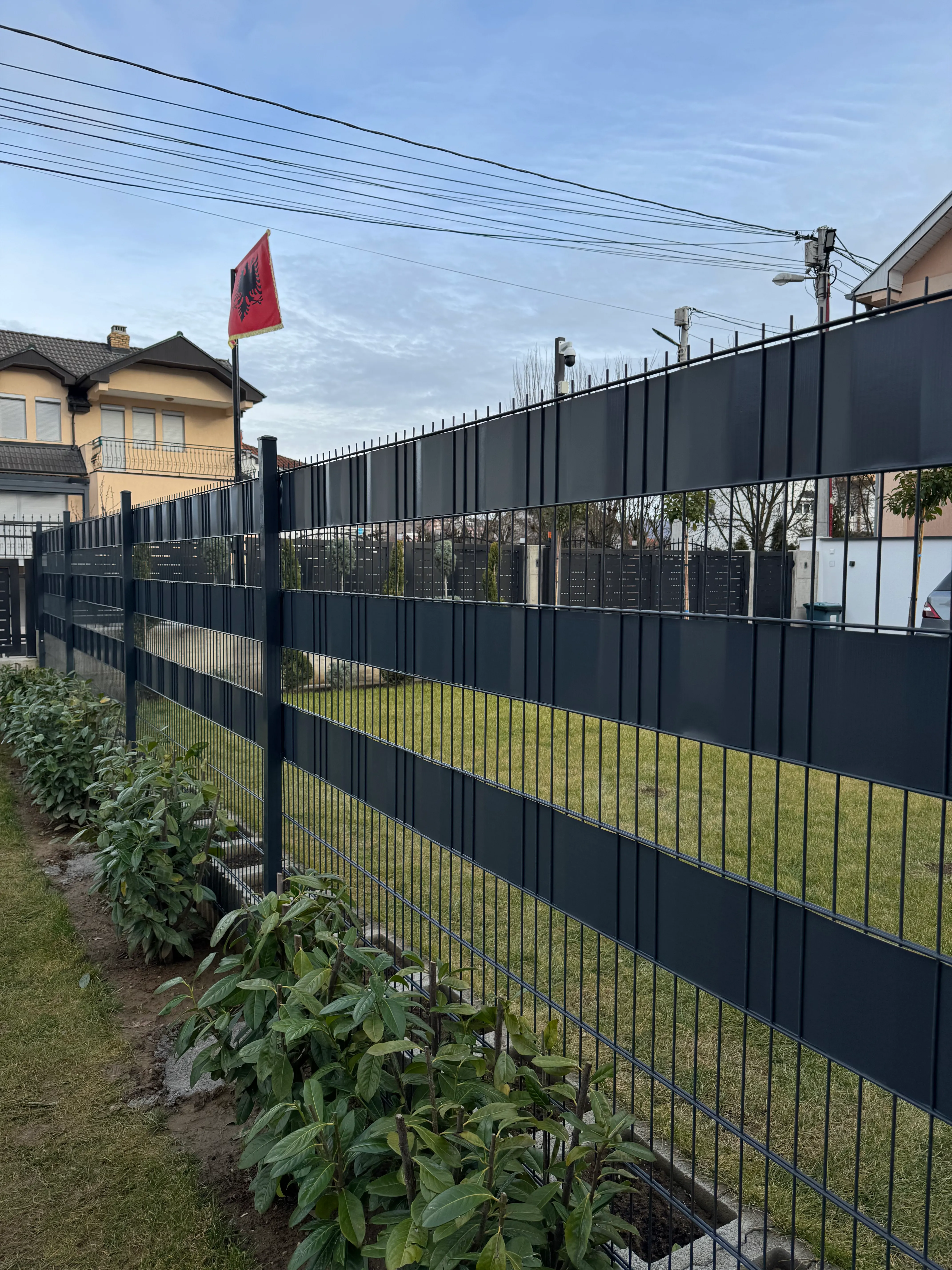 Panele 3D moderne të instaluara në objekt rezidencial me ngjyrë të personalizuar